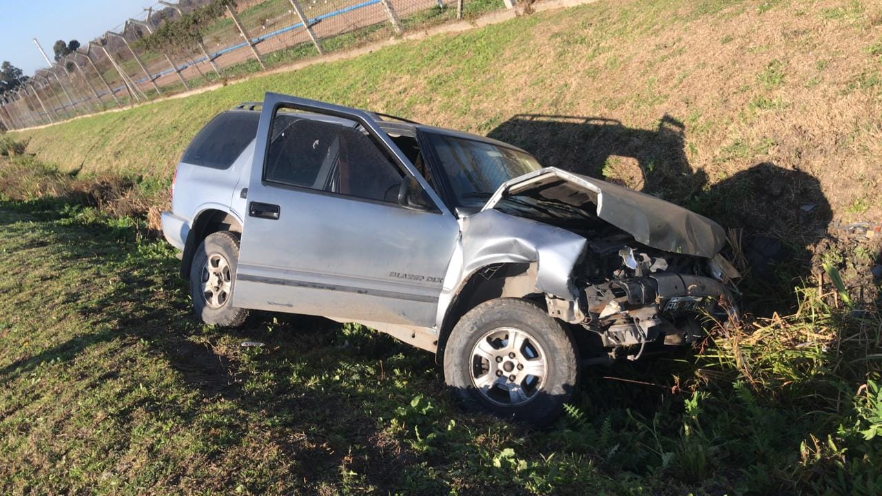 Una mujer herida tras el vuelco de una camioneta en el Camino Néstor ...